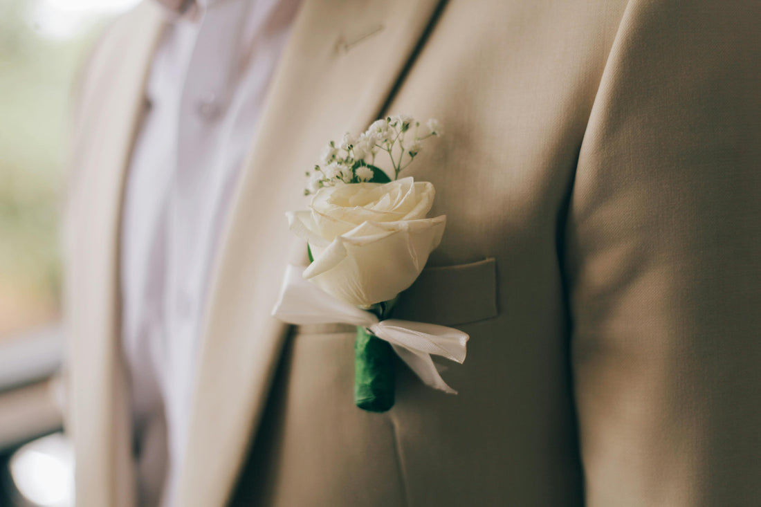 Groom’s Corsage and Boutonniere: Stylish Flowers for Men at Weddings