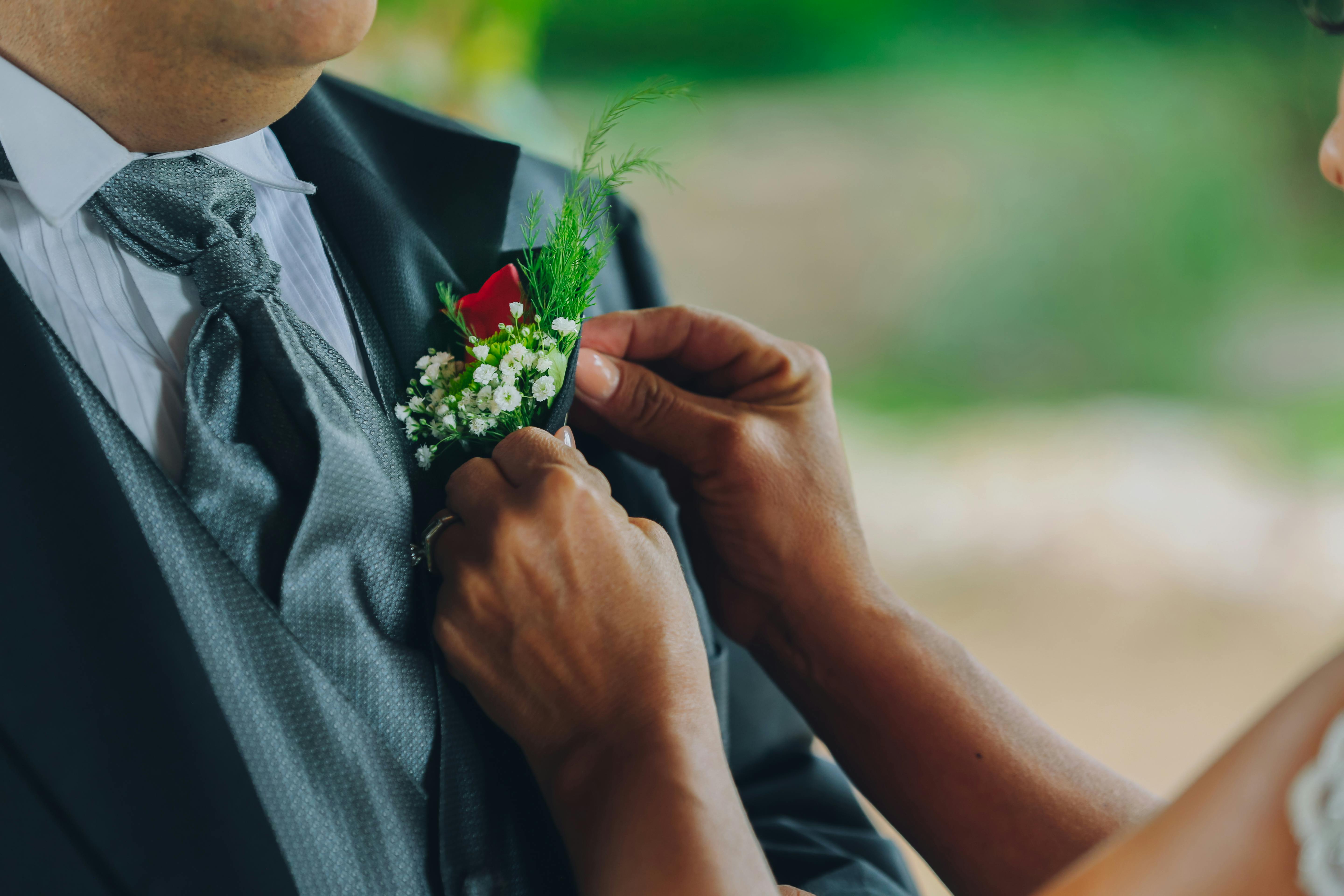 What Color Tie to Wear With Your Wedding Suit