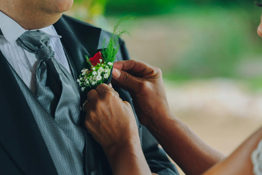 What Color Tie to Wear With Your Wedding Suit